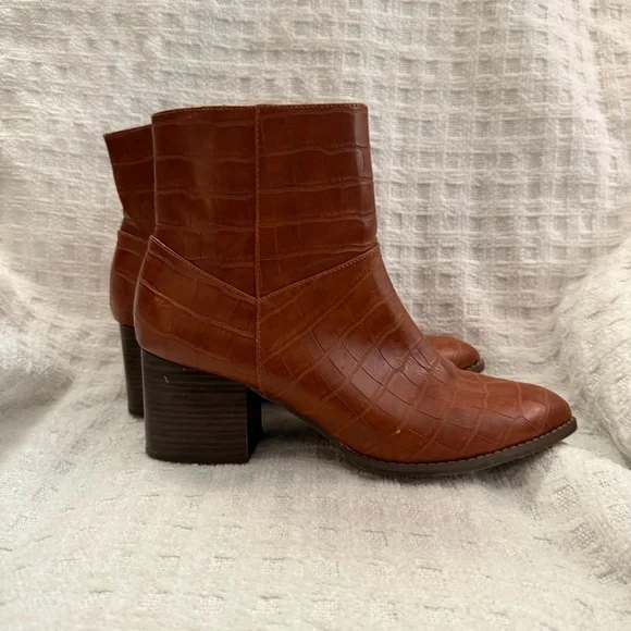 Melrose Ave Women’s Faux Leather Block Heel Side-Zip Pointed Toe Booties - Picture 2 of 12